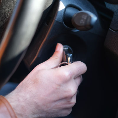 Hand's man plug in key, starting the engine of car Fault finding
